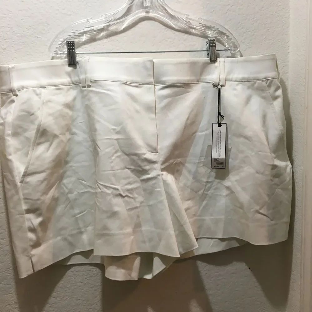 New Womens Plus 28 Lane Bryant The Lena Moderately Curvy Fit White Shorts
